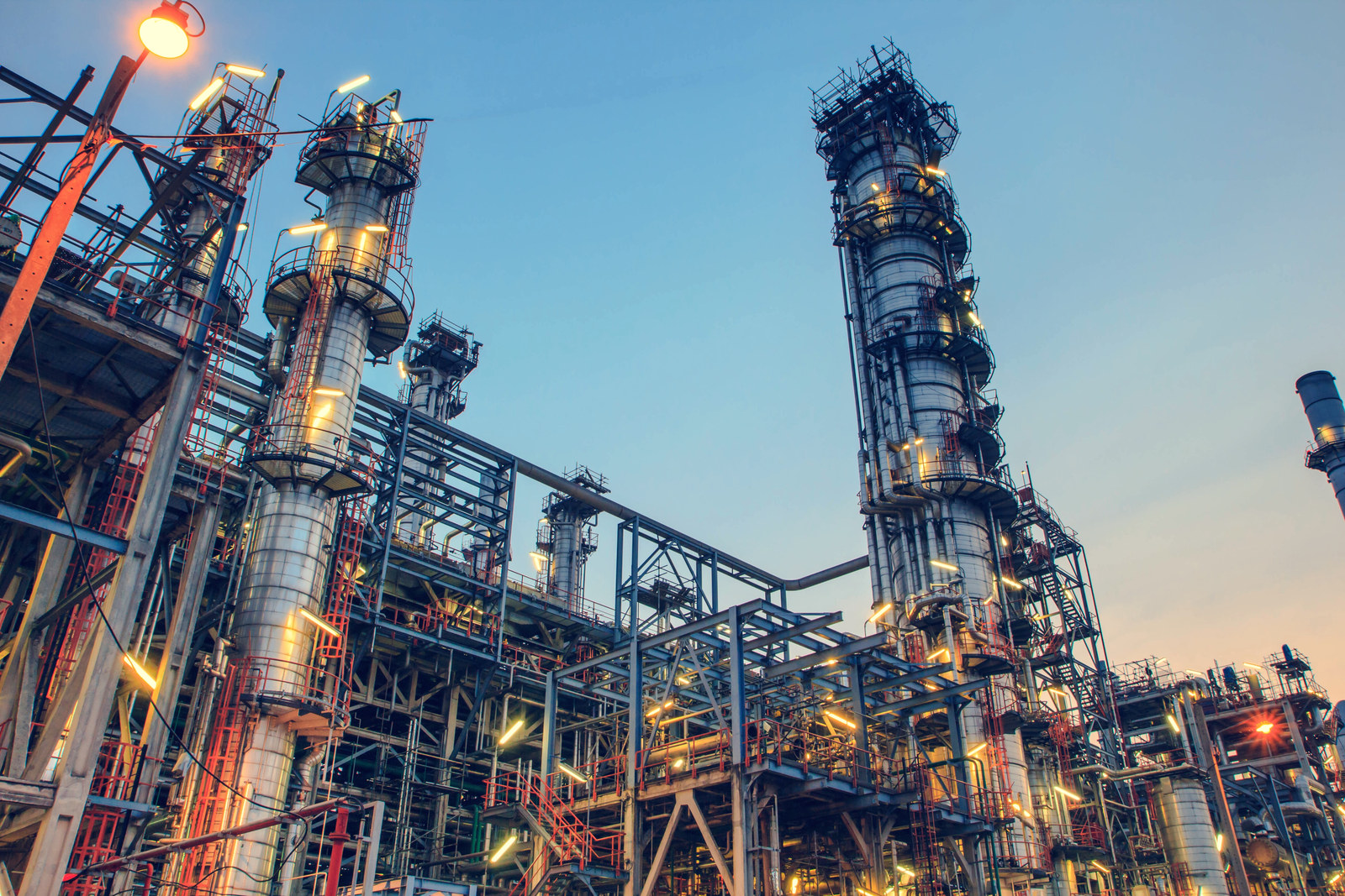 Torres de destilación de una planta petroquímica al crepúsculo